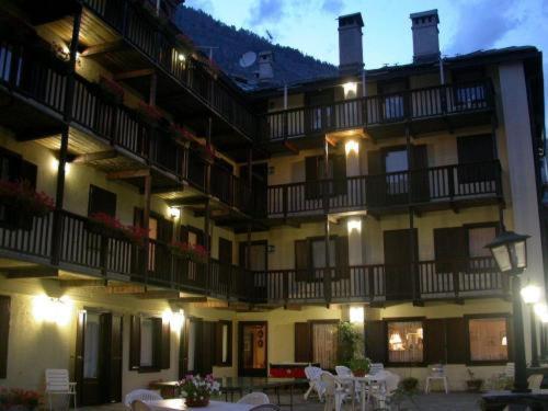 Hotel Tavernier Courmayeur Exteriör bild