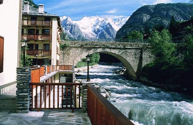 Hotel Tavernier Courmayeur Exteriör bild