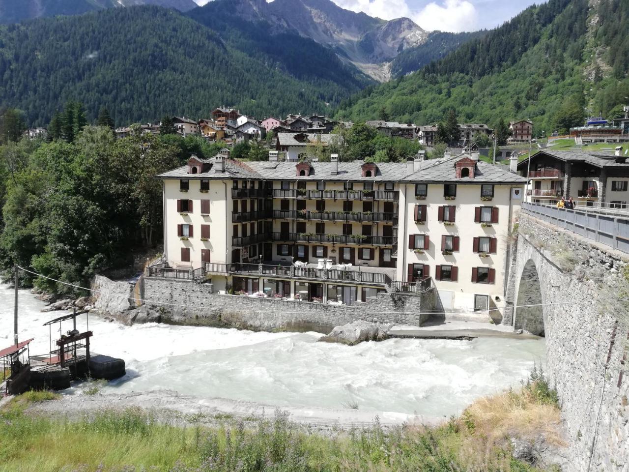 Hotel Tavernier Courmayeur Exteriör bild