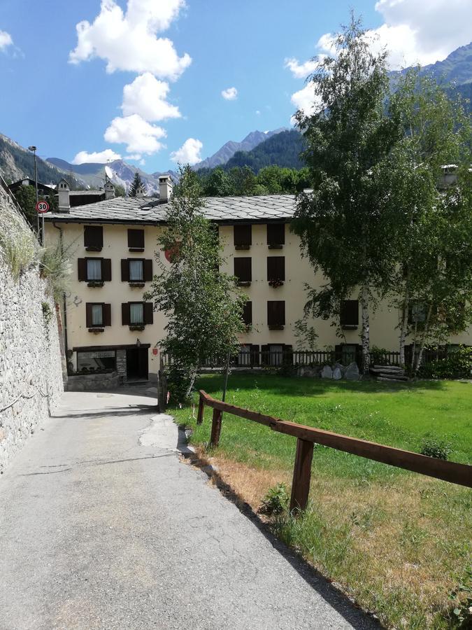 Hotel Tavernier Courmayeur Exteriör bild