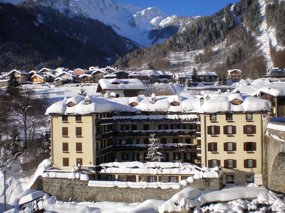 Hotel Tavernier Courmayeur Exteriör bild